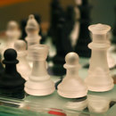 Co dzieje się w szachach, gdy pion dotrze do ostatniej linii i gracz chciałby go promować do hetmana, ale jego hetman wciąż jest na szachownicy?