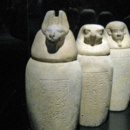 Kanopy (wazy kanopskie) to rytualne naczynia na wnętrzności mumifikowanych osób. Ile waz znajdowało się w każdym grobowcu?