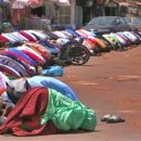 W którą stronę powinien mieć zwrócona głowę każdy muzułmanin podczas modlitwy?
