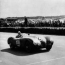 Podczas 24-godzinnego wyścigu w Le Mans z roku 1955 miał miejsce tragiczny wypadek Pierre’a Levegha jadącego w Mercedesie, poza kierowcą zginęło w nim 83 widzów. Kto wygrał wyścig?